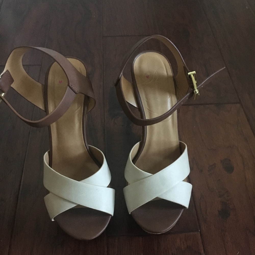 Beige and brown Open toe wedges